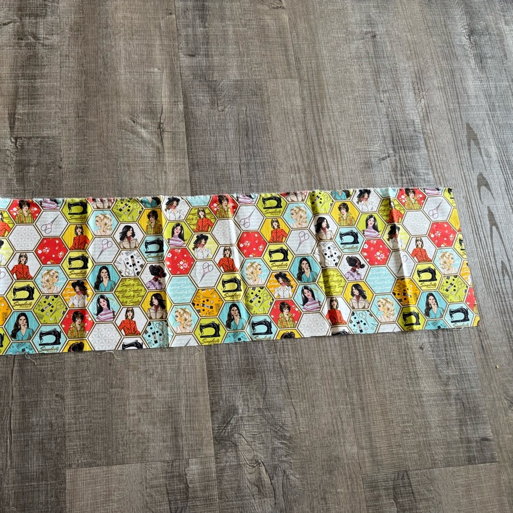 Fabric scrap :  Vintage look colourful simplicity fashion